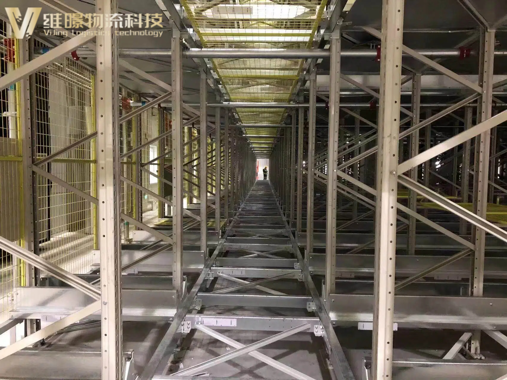 四向穿梭车自动化仓库：快消品行业的效率引擎